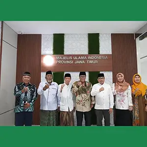 Ikut Bersolidaritas, MUI Gresik Serahkan Donasi Palestina ke MUI Jatim