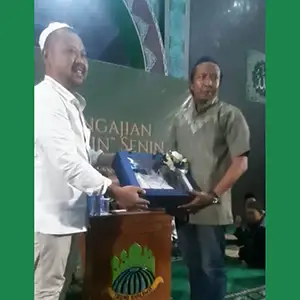 Gus Yani Beri Seperangkat Alat Sholat Pada Jurnalis Gresik yang Jadi Mualaf