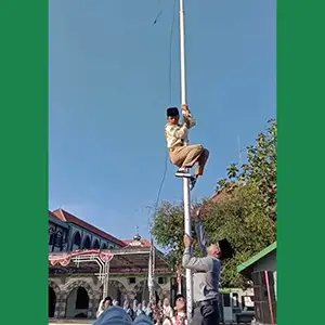 Santri Ibrohimi Gresik Tampil Heroik, Panjat Tiang Bendera Saat Tali Putus di Upacara 17-an