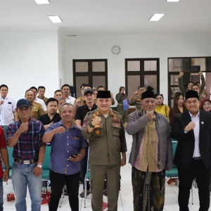 Satpol PP Gresik Bina 30 Pemilik Warung, MUI Tekankan Pilar Usaha Harus Halal dan Berkah