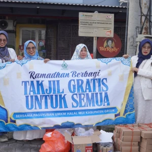 Berkah Ramadhan, Paguyuban UMKM Halal MUI Gresik Berbagi Takjil kepada Masyarakat